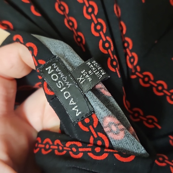 Madison Black Red Chain Link 1/4 Sleeve Blouse - Picture 4 of 7